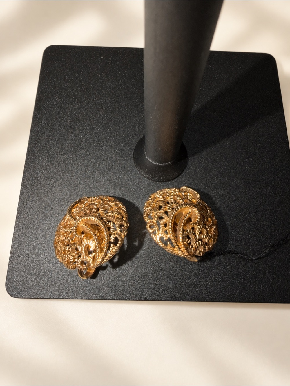 Vintage Crown Trifari Gold Tone Filigree Brooch & Clip Earrings 3-Piece Set - Picture 4 of 12